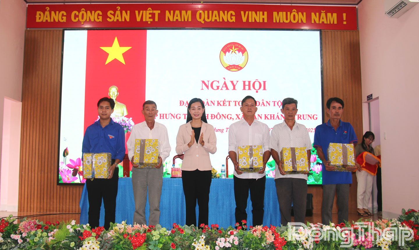 Đồng chí Nguyễn Thị Thúy Lam, Bí thư Đảng ủy, Chủ tịch HĐND xã Tân Khánh Trung trao Giấy khen cho tập thể, cá nhân có nhiều đóng góp trong thực hiện tốt các phong trào thi đua, cuộc vận động ở khu dân cư năm 2025.