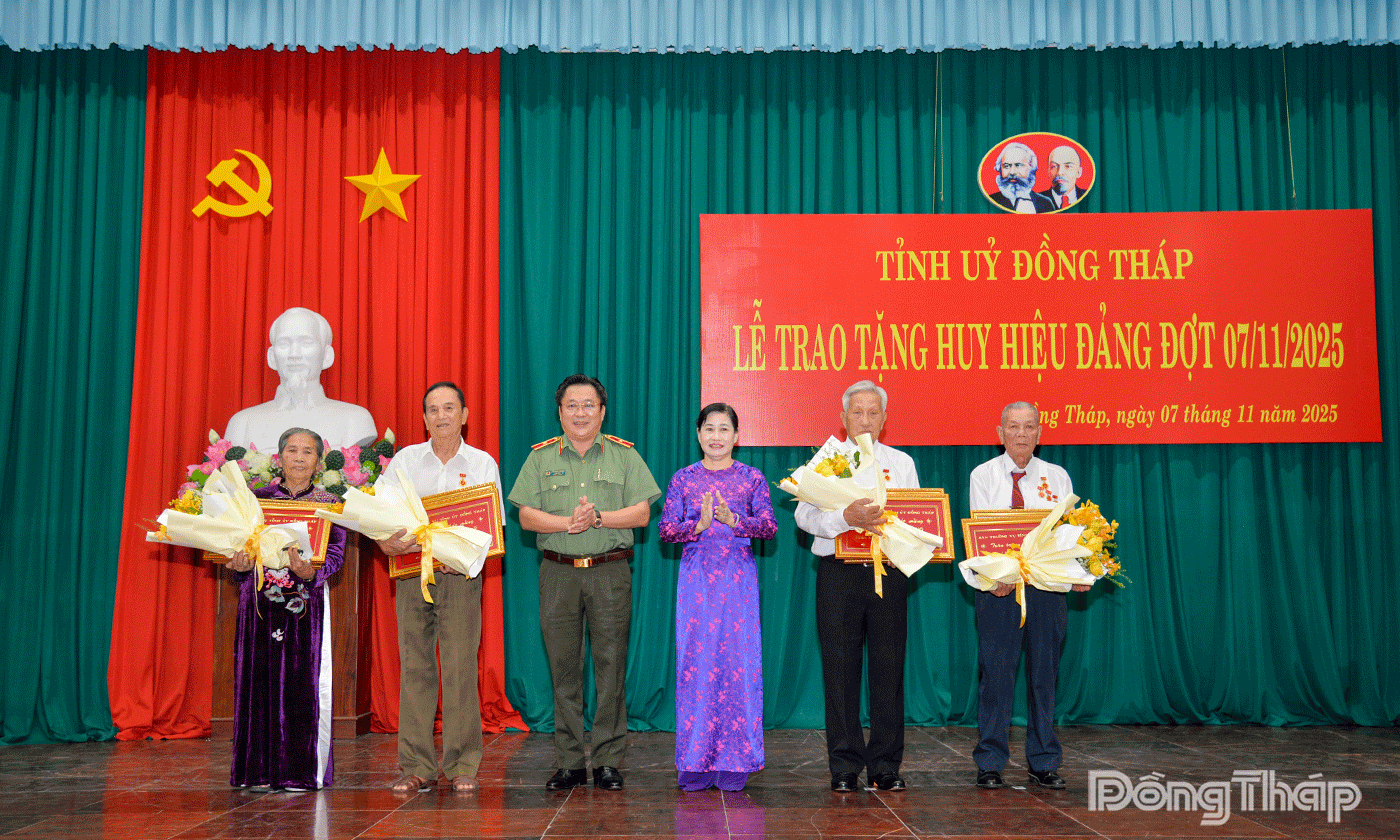 Các đồng chí lãnh đạo tỉnh trao Huy hiệu 60 năm tuổi Đảng cho các đảng viên.