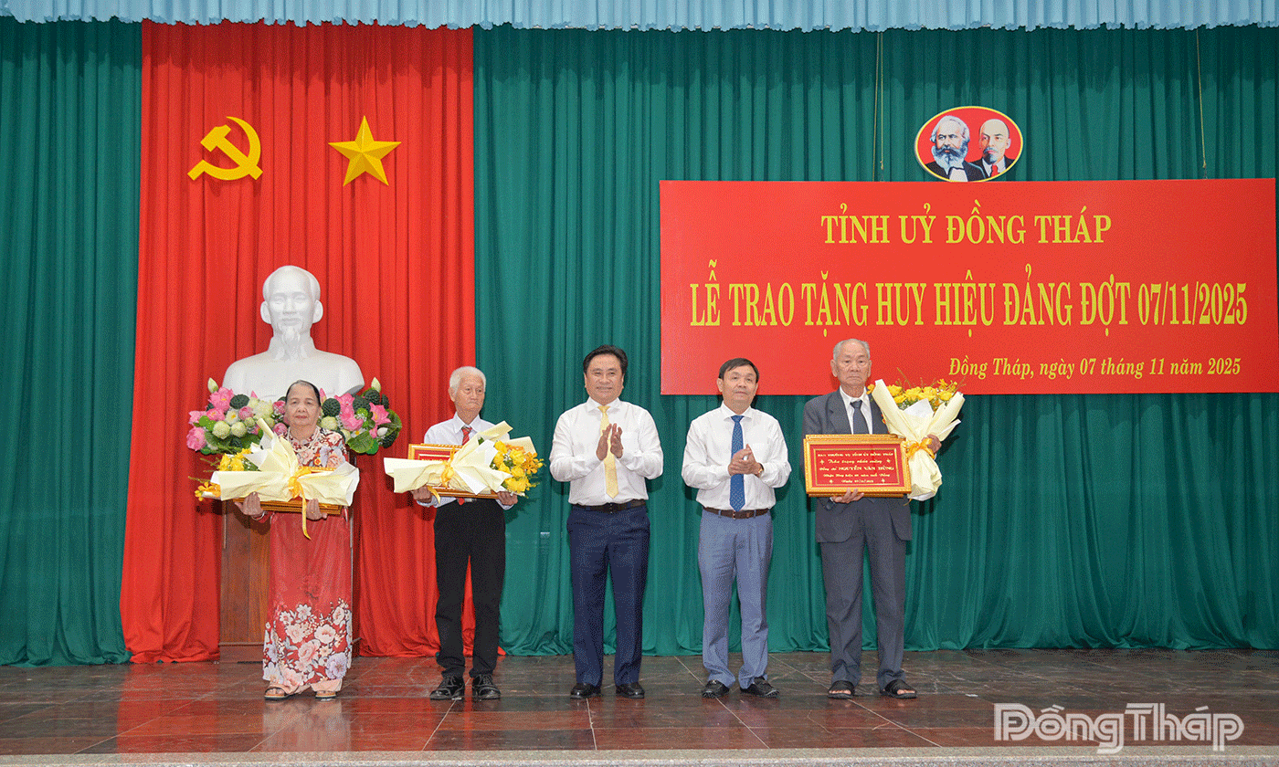 Các đồng chí lãnh đạo tỉnh trao Huy hiệu 60 năm tuổi Đảng cho các đảng viên.