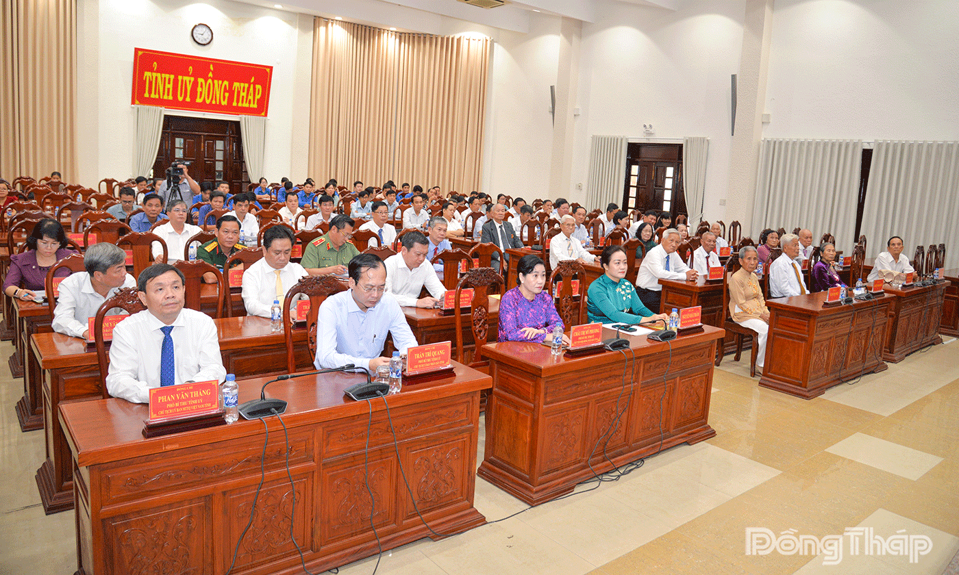 Đại biểu tham dự Lễ trao Huy hiệu Đảng.