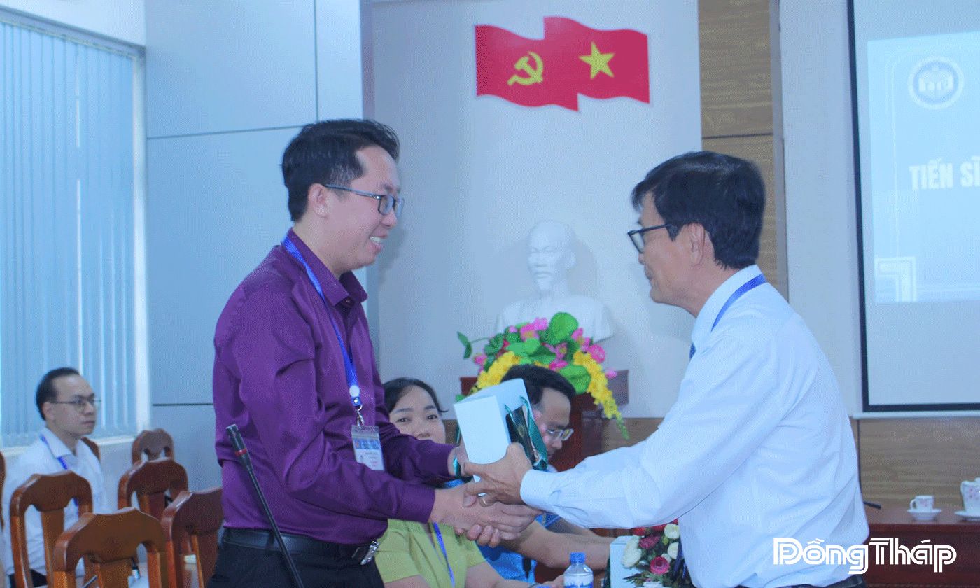 PGS.TS Võ Ngọc Hà tặng quà lưu niệm cho Tân Tiến sĩ.