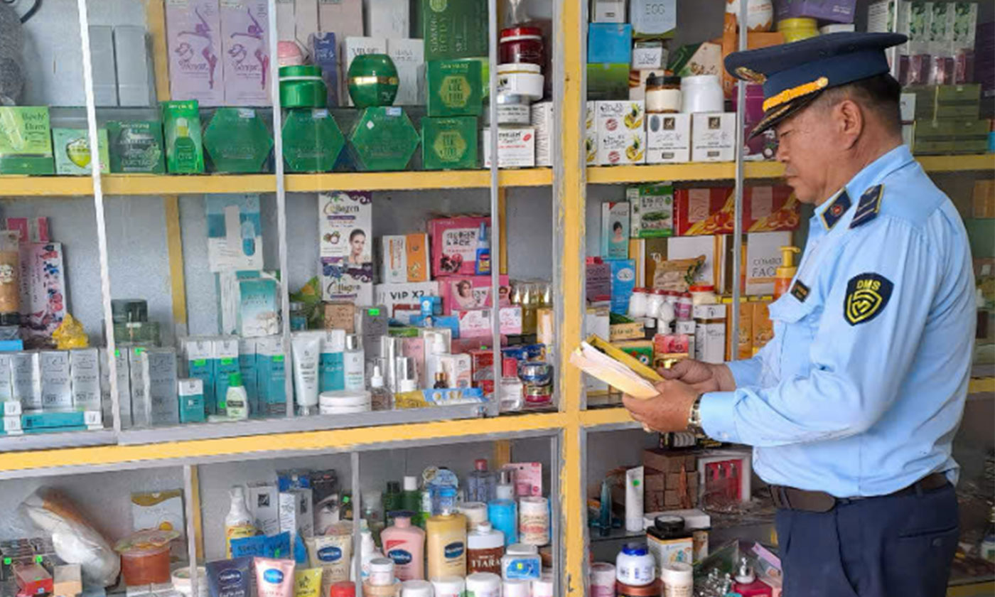 Lực lượng Quản lý thị trường thực hiện công tác kiểm tra thị trường.