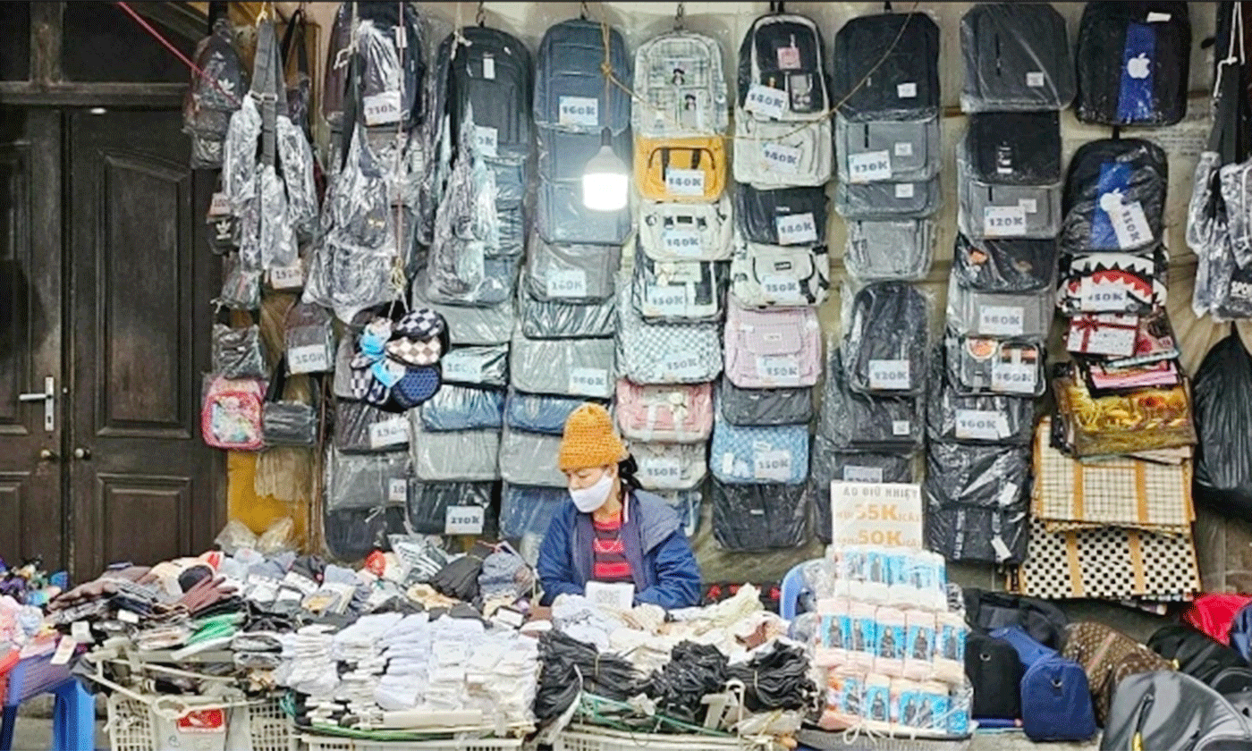 Quầy hàng của tiểu thương tại một khu chợ ở Hà Nội, tháng 12/2024. Ảnh: Phương Dung.