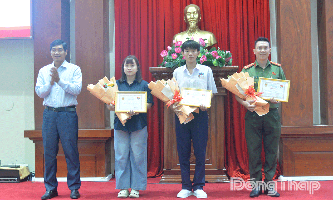 Đồng chí Phạm Công Hùng trao giải Nhất cho các thí sinh.