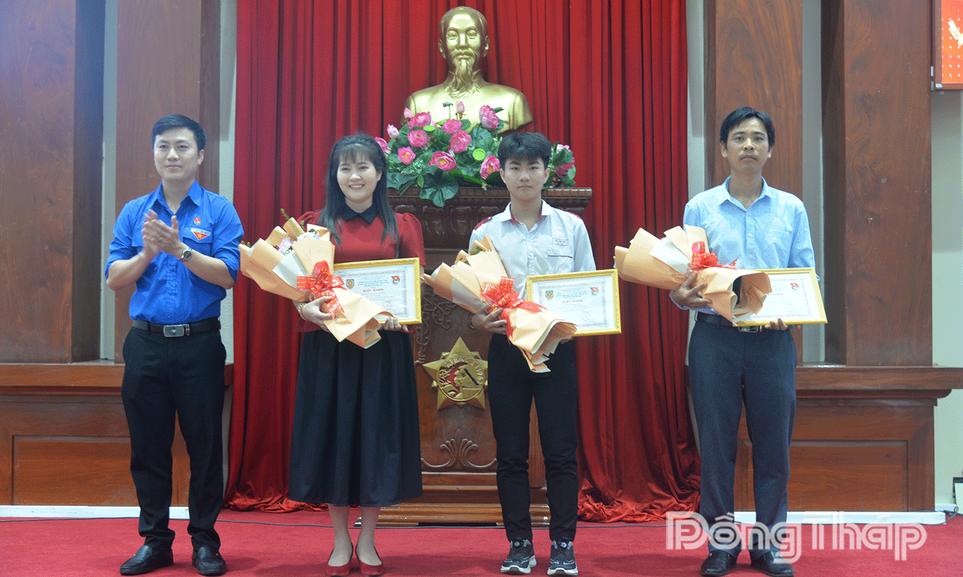 Đại diện Tỉnh đoàn trao giải Nhì cho các thí sinh.
