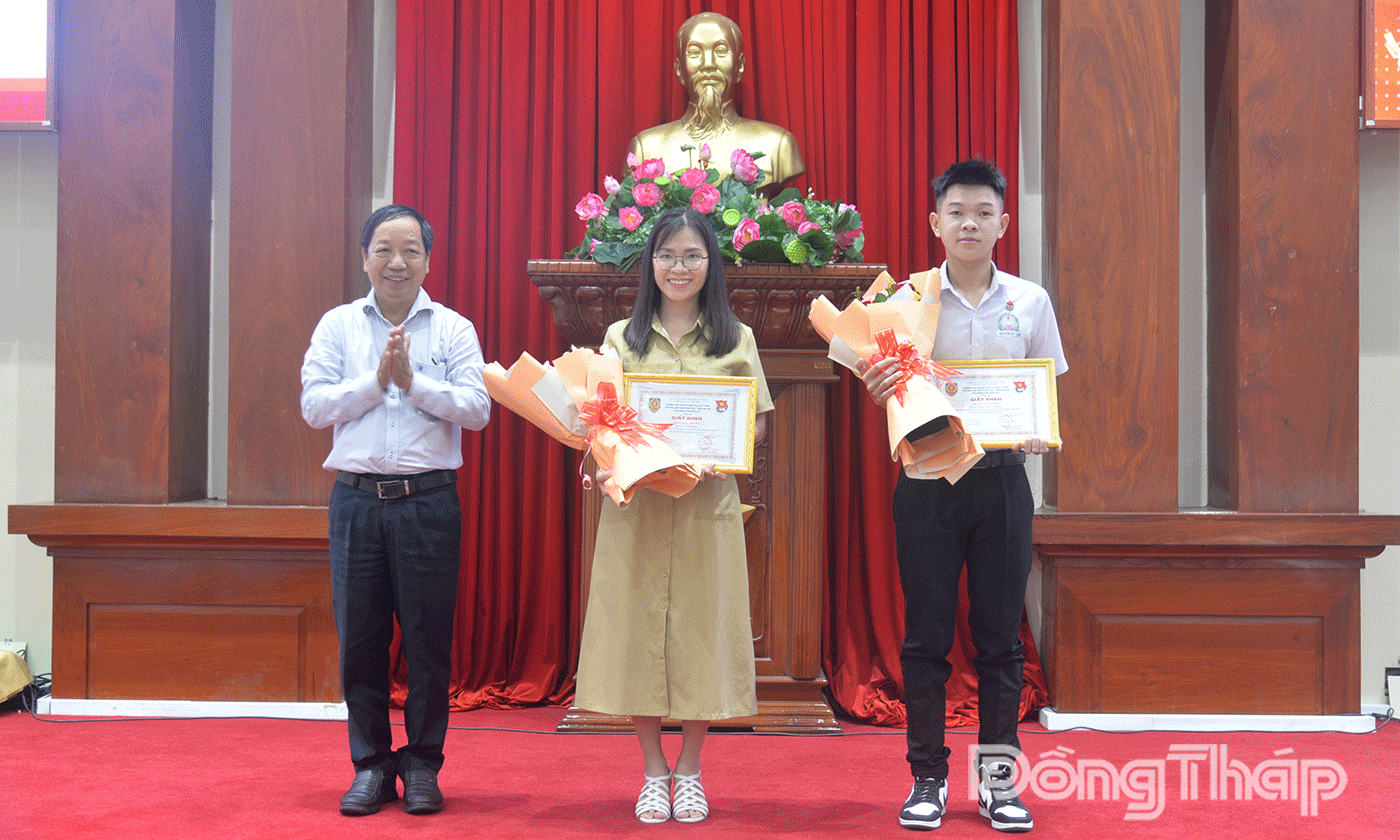 Đồng chí Huỳnh Văn Nờ, Phó Giám đốc Sở Tư pháp trao giải Ba cho các thí sinh.