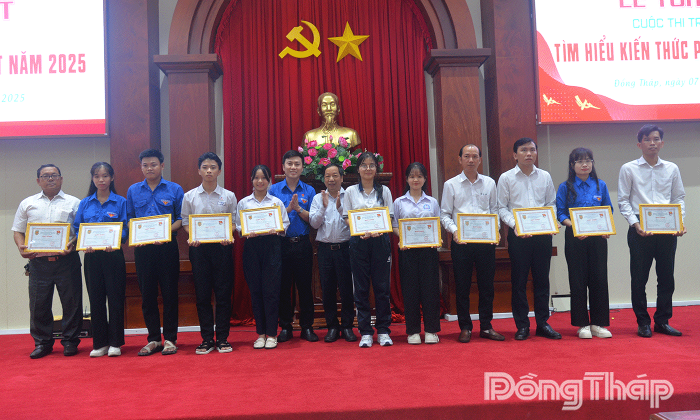 Đồng chí Huỳnh Văn Nờ, Phó Giám đốc Sở Tư pháp trao giải Ba và Khuyến khích cho các thí sinh.