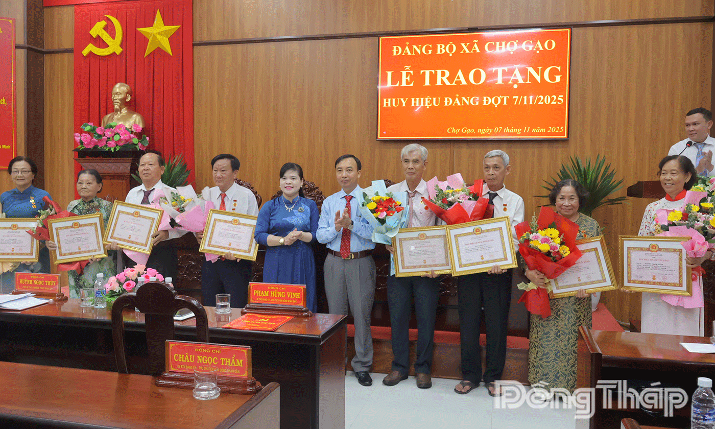 Đảng ủy xã Chợ Gạo trao Huy hiệu Đảng cho các đảng viên.