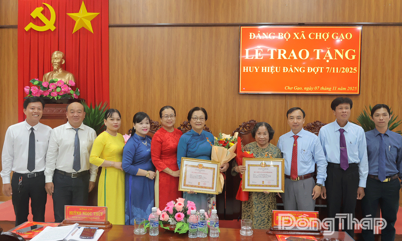 Đảng ủy xã Chợ Gạo trao Huy hiệu Đảng cho các đảng viên.