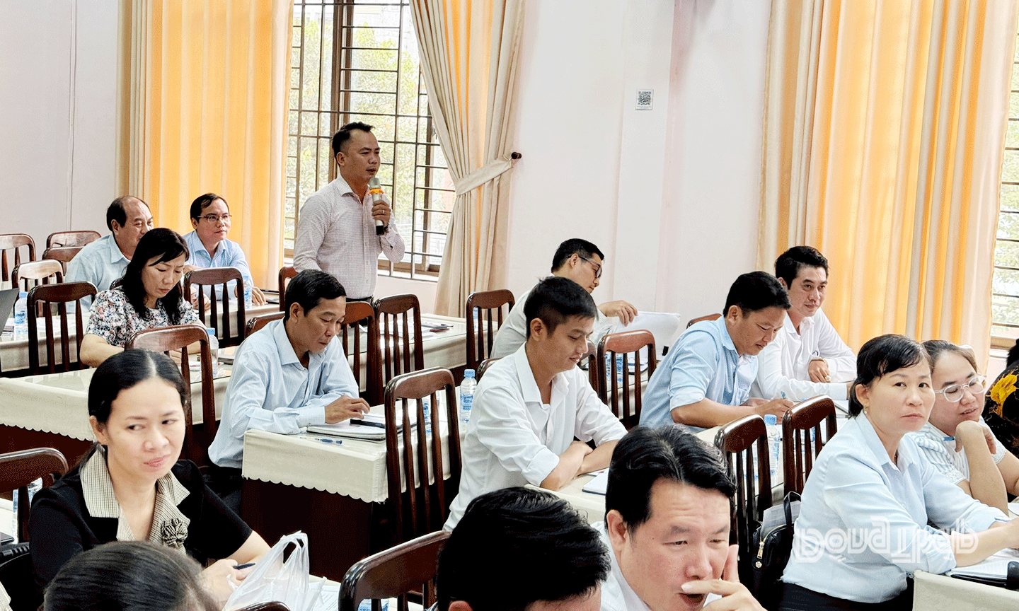 Đại biểu các Công đoàn xã, phường phát biểu ý kiến, trao đổi những khó khăn, vướng mắc trong quá trình chuẩn bị tổ chức Hội nghị Công đoàn cơ sở