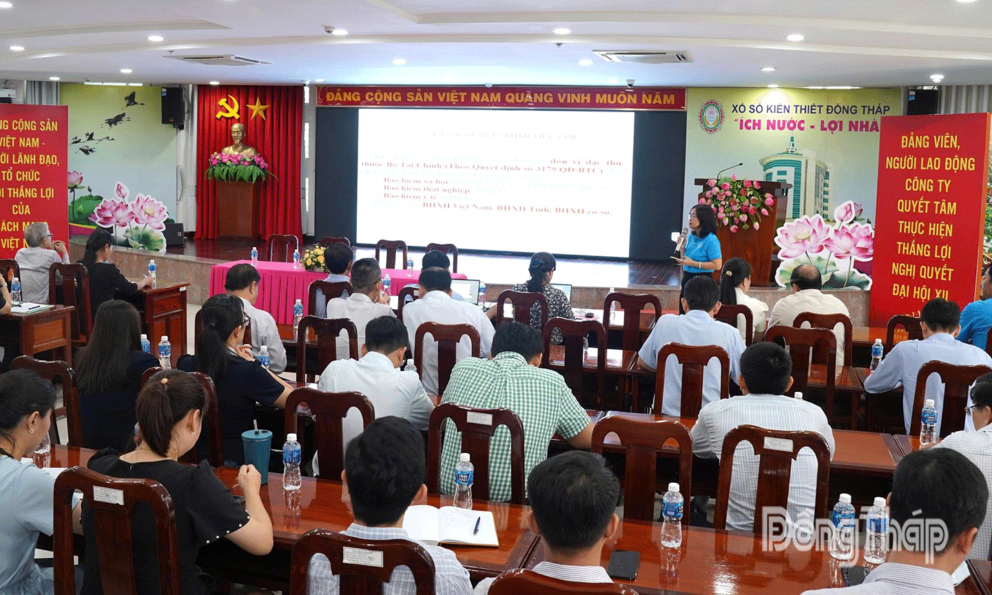 Đại diện Bảo hiểm xã hội tỉnh tuyên truyền chính sách bảo hiểm xã hội, bảo hiểm y tế, bảo hiểm thất nghiệp