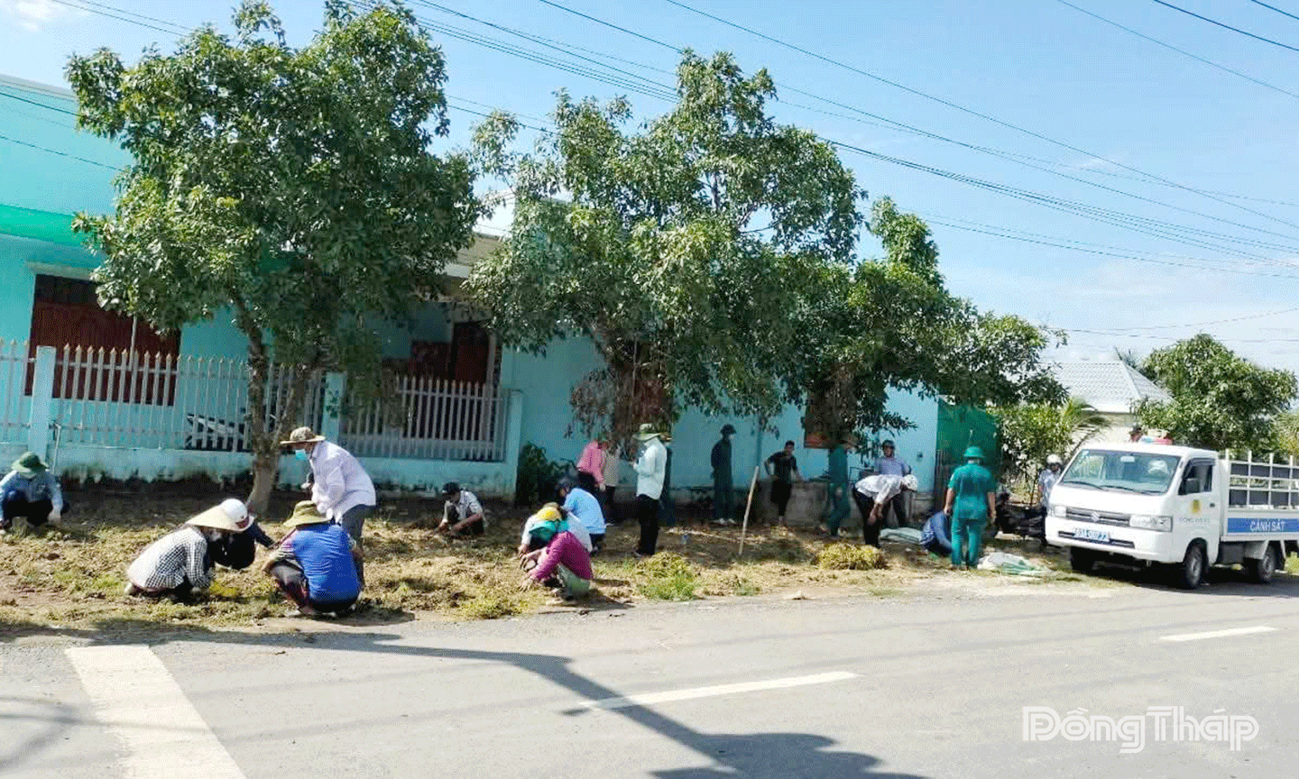 nhân dân  công tác bảo vệ môi trường , làm sạch kênh rạch, và xây dựng cảnh quan sáng - xanh - sạch - đẹp.