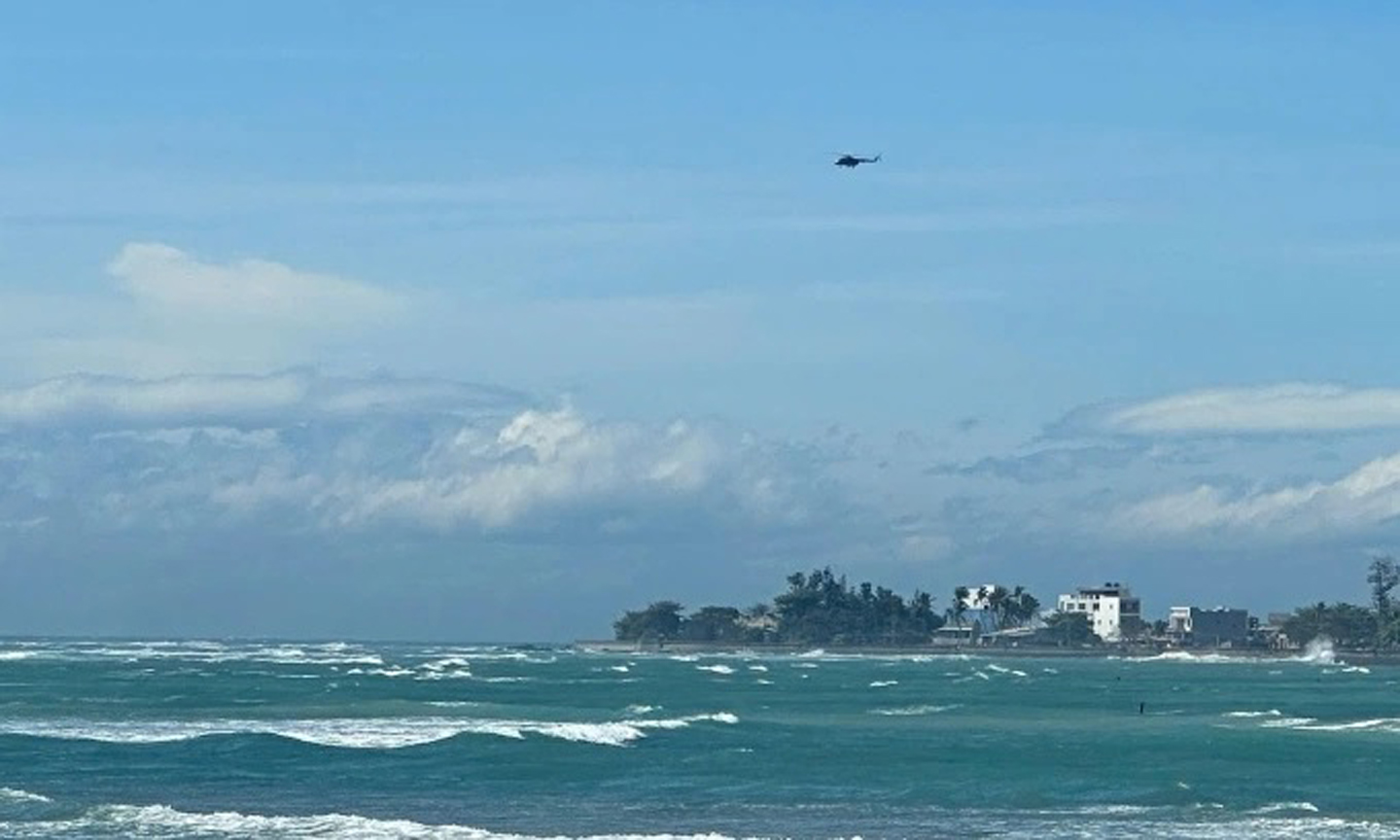 Trực thăng tìm kiếm các nạn nhân ở vùng biển Lý Sơn, trưa 7-11. Ảnh: Minh Bằng