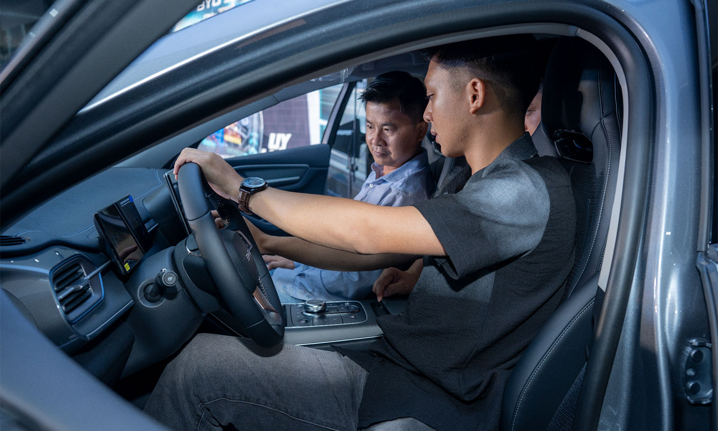 Khách hàng trải nghiệm Seal 5 tại BYD NEG Tiền Giang.