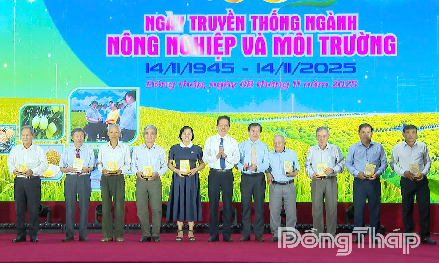 Đồng chí Nguyễn Thành Diệu và lãnh đạo Sở Nông nghiệp và Môi trường vinh danh những đóng góp cho các cá nhân có nhiều đóng góp cho ngành.