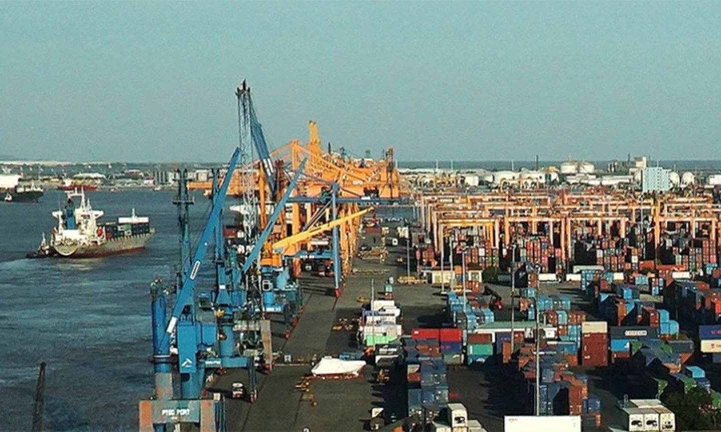 Ảnh minh họa: Bốc xếp hàng hóa tại cảng Đình Vũ, thành phố Hải Phòng. (Ảnh: Đức Anh)