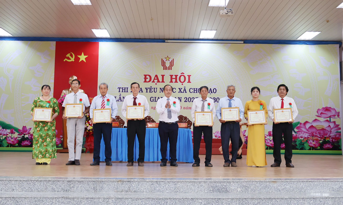 Xã Chợ Gạo khen thưởng các tập thể, cá nhân có thành tích trong phong trào thi đua yêu nước.