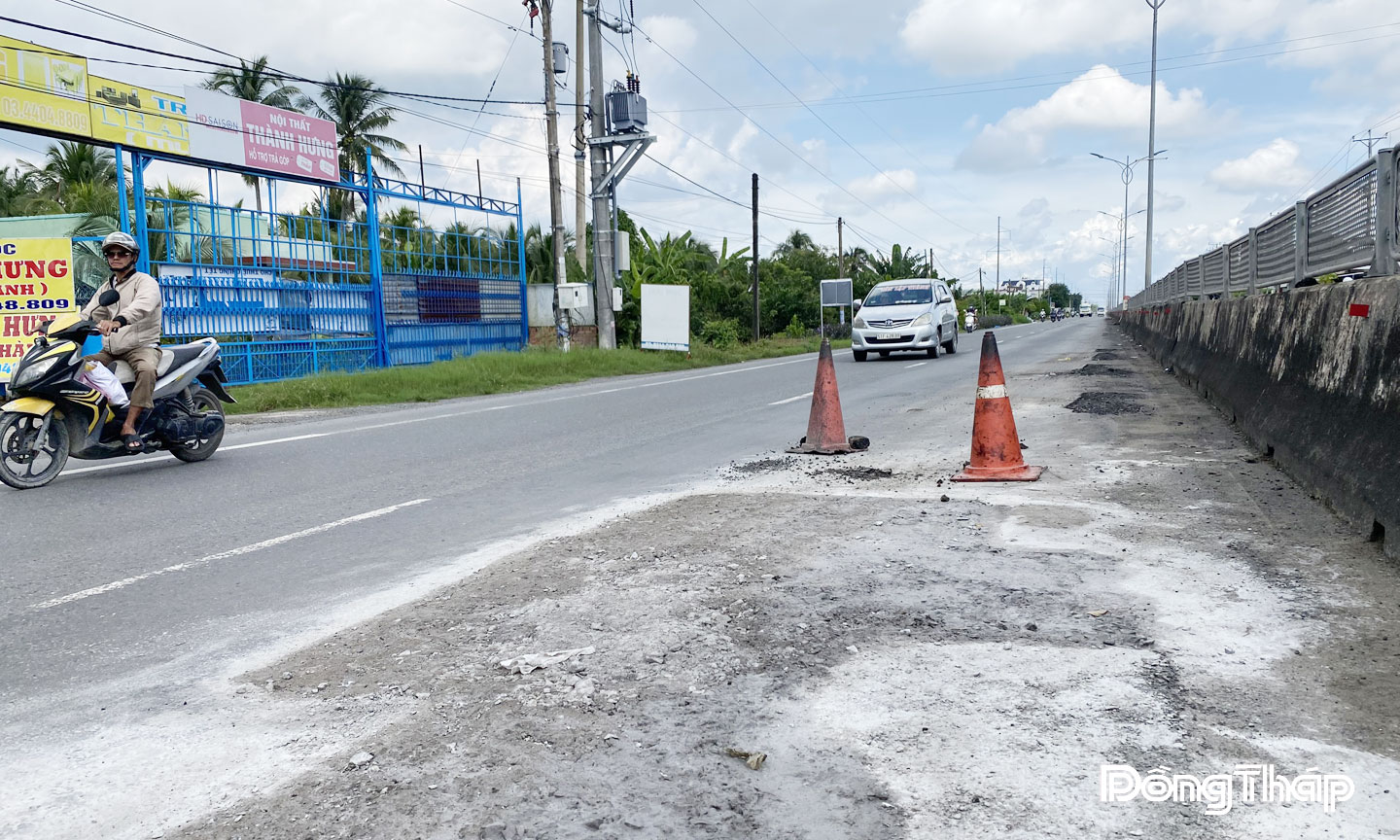 Một số tuyến đường xuống cấp trên Quốc lộ 1 và đường tỉnh.