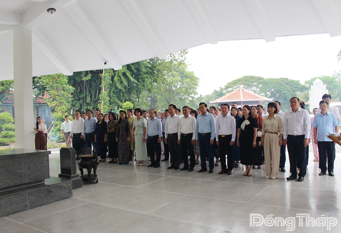 Đại biểu viếng mộ Cụ Phó bảng Nguyễn Sinh Sắc.