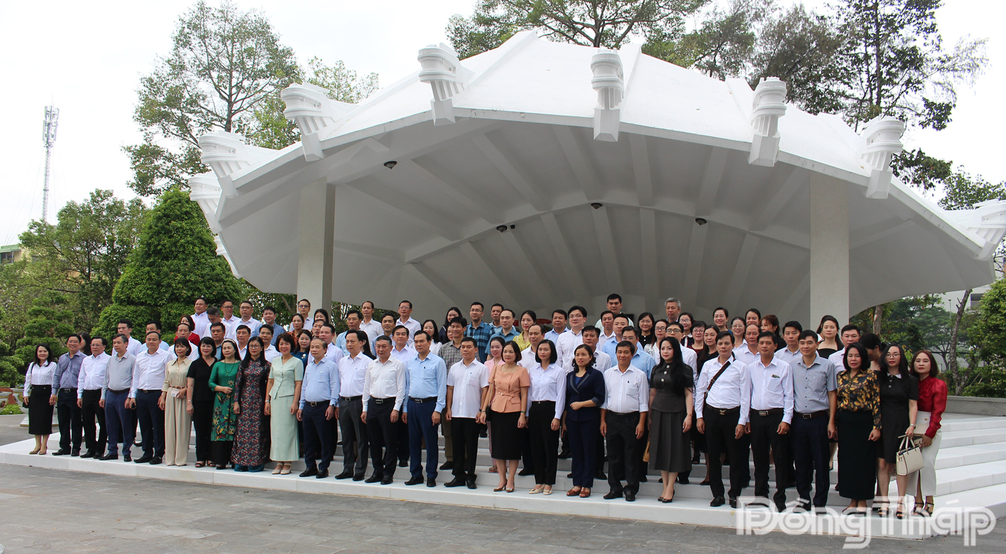 Đoàn đại biểu dự Hội nghị Báo cáo viên Trung ương toàn quốc chụp ảnh lưu niệm trước mộ Cụ Phó bảng Nguyễn Sinh Sắc.