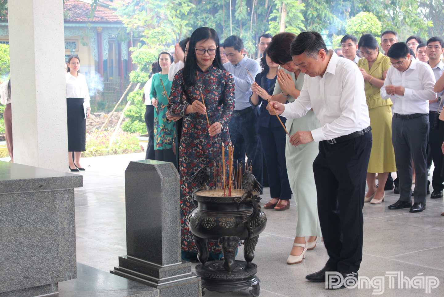 Đại biểu dâng hương mộ Cụ Phó bảng Nguyễn Sinh Sắc.