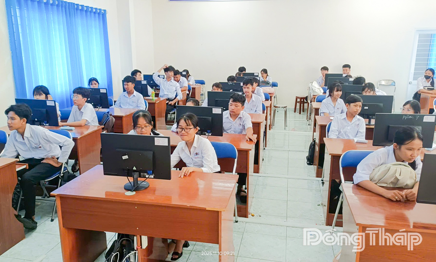 Học sinh Trường THCS Võ Văn Dánh tham gia buổi phát động và thi trực tuyến.