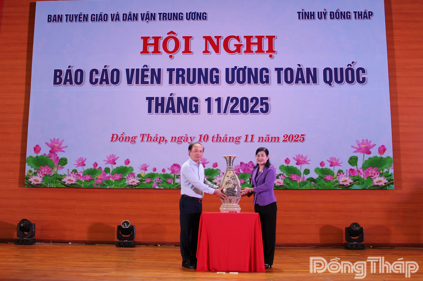 Đồng chí Phạm Tất Thắng, Ủy viên Ban Chấp hành Trung ương Đảng, Phó Trưởng Ban Tuyên giáo và Dân vận Trung ương tặng quà lưu niệm cho đồng chí Châu Thị Mỹ Phương, Phó Bí thư Tỉnh ủy, Chủ tịch Hội đồng nhân dân tỉnh Đồng Tháp.