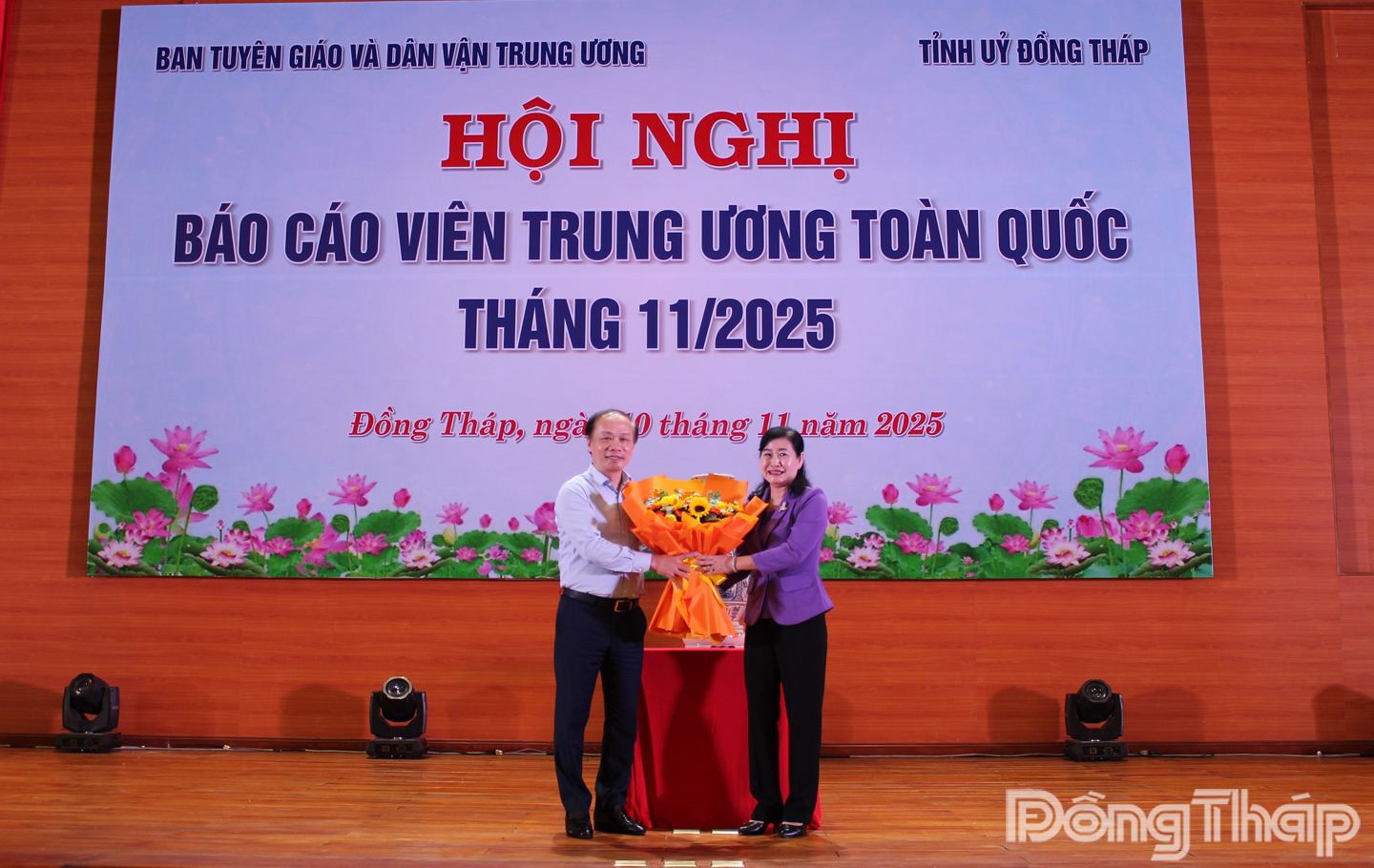 Đồng chí Châu Thị Mỹ Phương, Phó Bí thư Tỉnh ủy, Chủ tịch Hội đồng nhân dân tỉnh Đồng Tháp tặng hoa đồng chí Phạm Tất Thắng, Ủy viên Ban Chấp hành Trung ương Đảng, Phó Trưởng Ban Tuyên giáo và Dân vận Trung ương.
