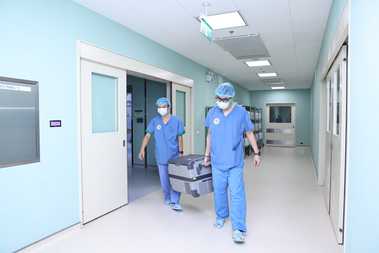 Vận chuyển phổi hiến sang Bệnh viện Phổi Trung ương.