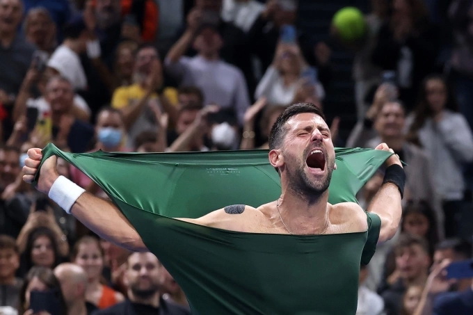Djokovic xé áo sau khi vô địch ATP Hellenic Championship, trên sân Trung tâm ở nhà thi đấu OAKA tại Athens, Hy Lạp hôm 8-11. Ảnh: Reuters