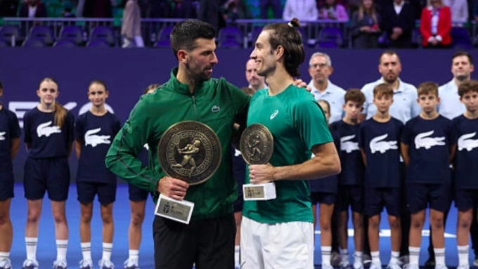 Djokovic (trái) rút khỏi ATP Finals, giúp Musetti (phải) nhận vé dự giải đấu này vào giờ chót. Ảnh: PDB
