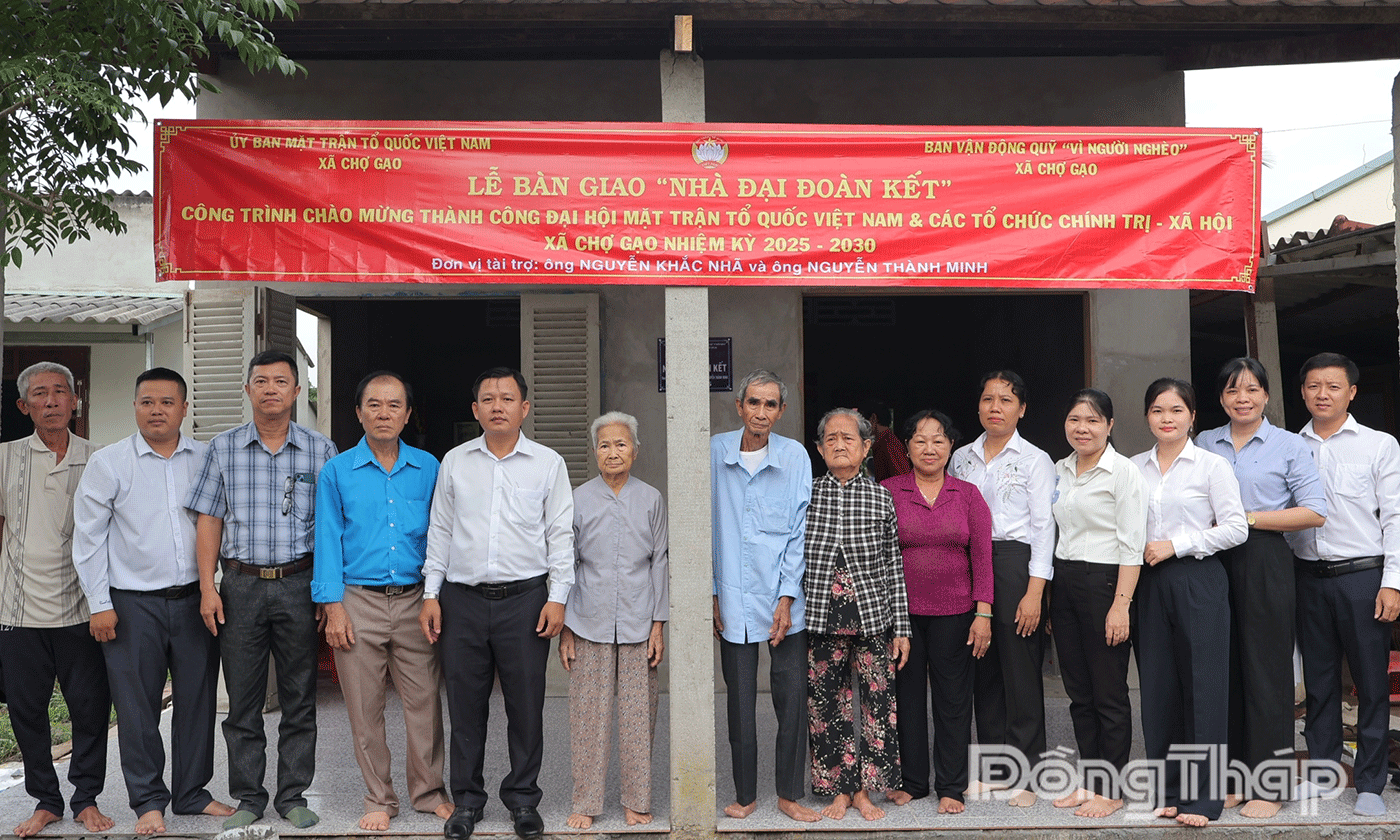 Bàn giao nhà đại đoàn kết cho ông Nguyễn Văn Bảy.