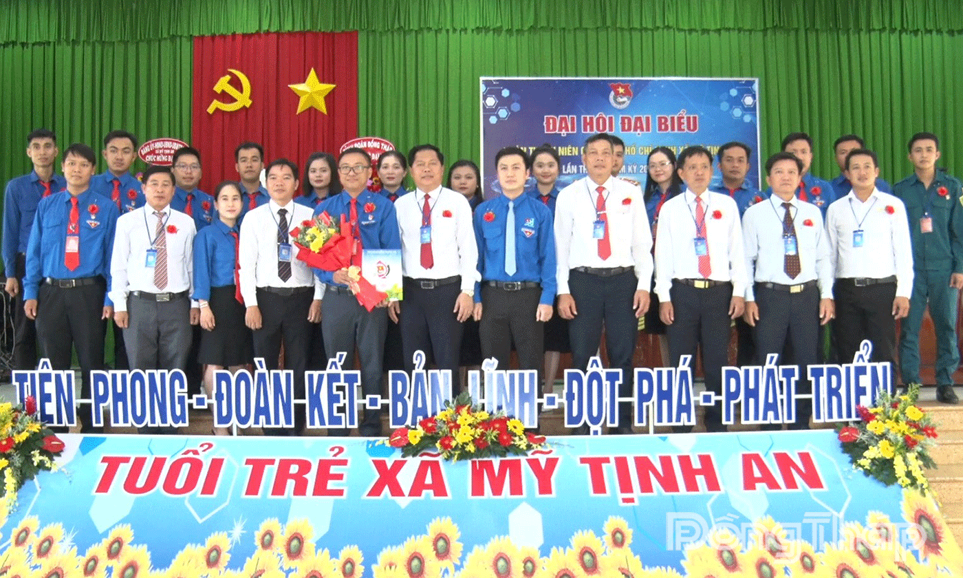 Lãnh đạo Tỉnh đoàn, Đảng ủy xã chụp ảnh cùng Ban Chấp hành Đoàn TNCS Hồ Chí Minh xã Mỹ Tịnh An, nhiệm kỳ 2025-2030.