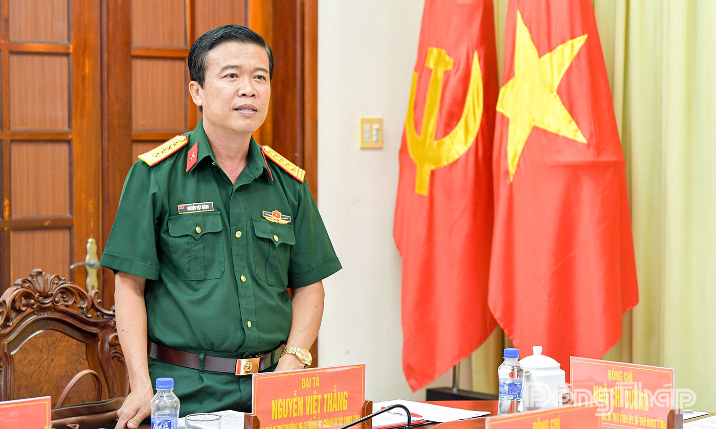 Đại tá Nguyễn Việt Thắng, Phó Bí thư Thường trực Đảng ủy, Chính ủy Bộ CHQS tỉnh phát biểu tại hội nghị.