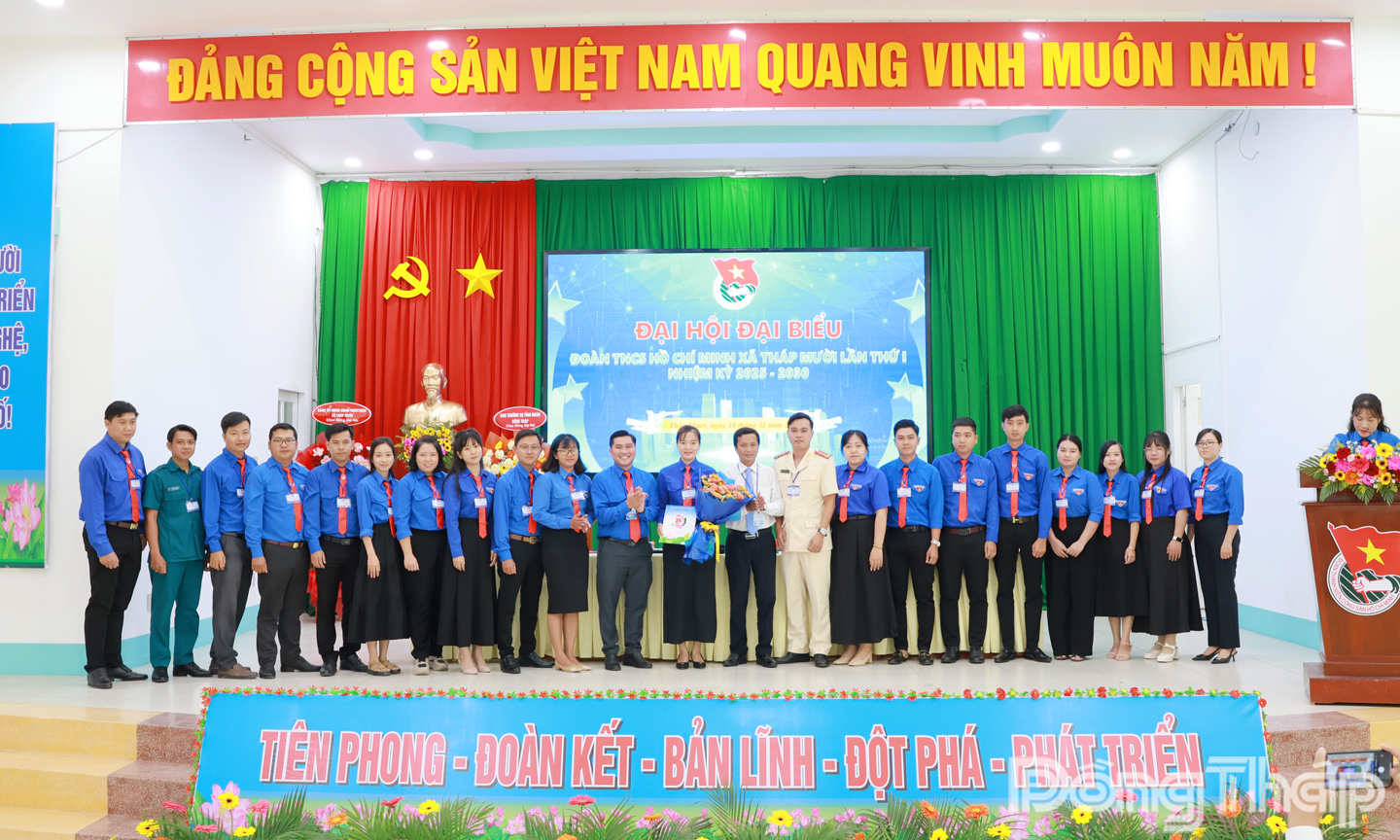 Ban Chấp hành Đoàn Thanh niên Cộng sản Hồ Chí Minh xã Tháp Mười nhiệm kỳ 2025 - 2030 ra mắt và nhận hoa chúc mừng.