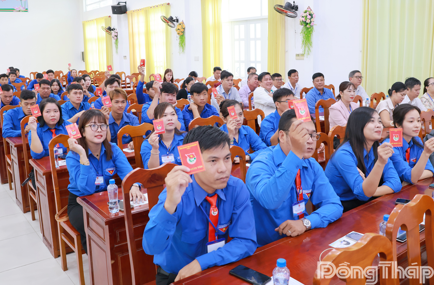 Các đại biểu biểu quyết các chỉ tiêu nhiệm kỳ mới.