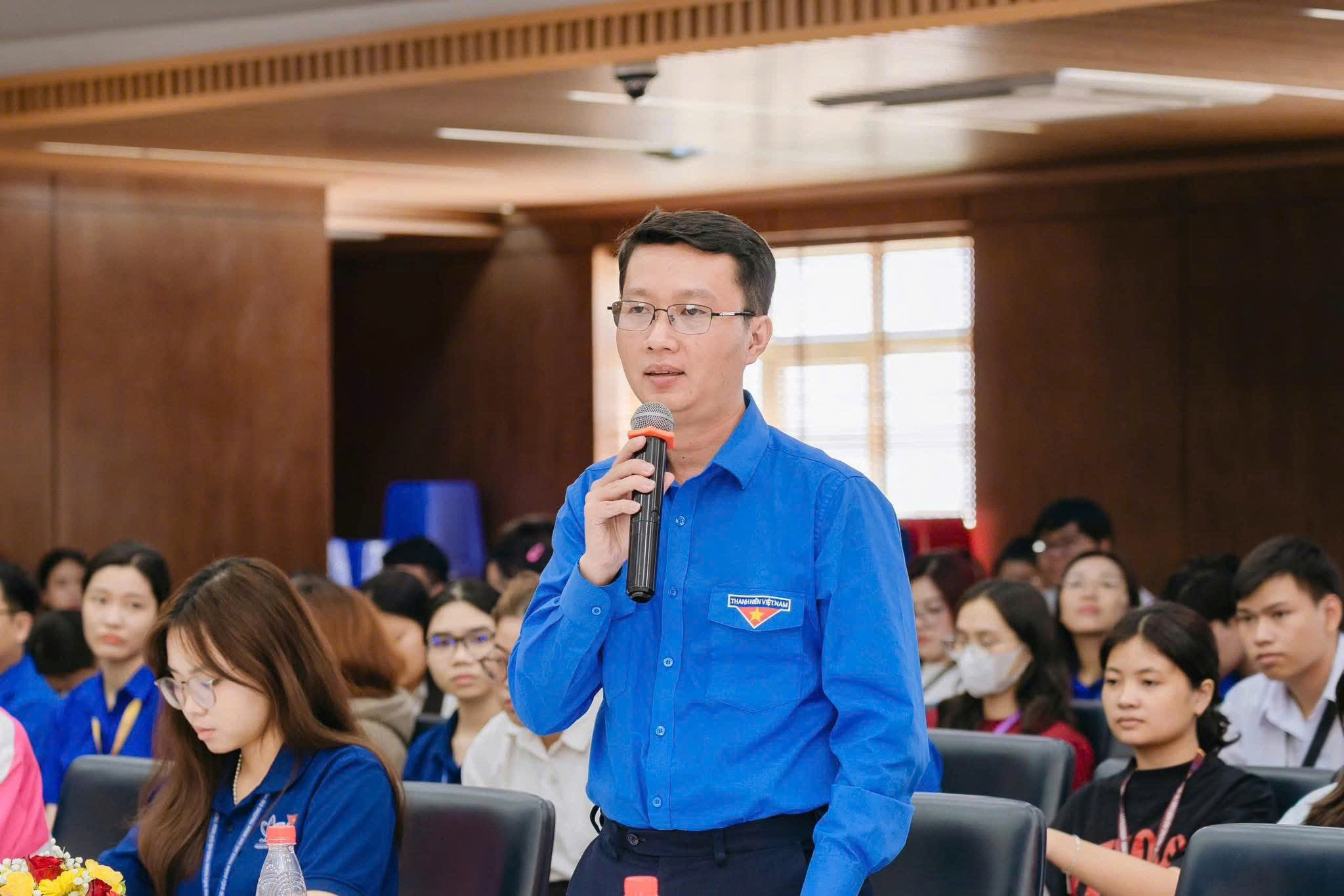 Thanh niên phát biểu ý kiến tại Tọa đàm Bảo vệ nền tảng tư tưởng của Đảng trong đoàn viên, thanh niên thành phố do Thành đoàn TPHCM tổ chức vào tháng 3-2025. Ảnh: CẨM TUYẾT