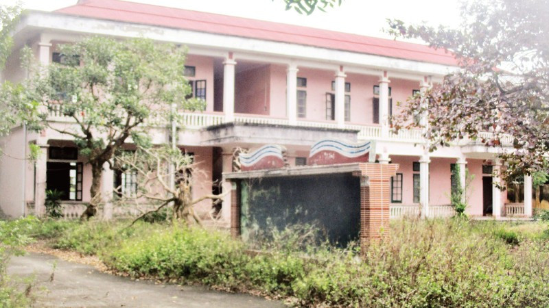 Một công sở dư thừa tại huyện Nga Sơn, tỉnh Thanh Hóa bỏ hoang gây lãng phí. (Ảnh TTXVN)