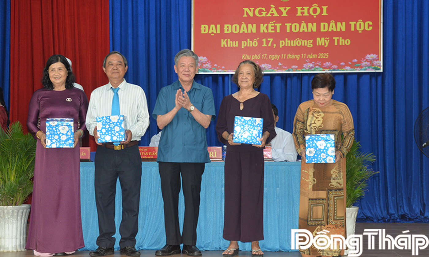 Đồng chí Ngô Chí Cường - Ủy viên Ban Chấp hành Trung ương Đảng - Bí Thư Tỉnh ủy - Trưởng Đoàn đại biểu Quốc hội đơn vị tỉnh Đồng Tháp lên trao quà cho các cá nhân tiêu biểu trên địa bàn khu phố 17