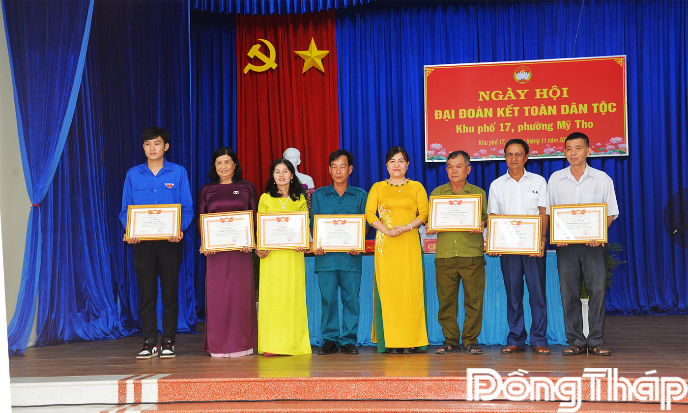 Đồng chí Võ Ngọc Bình - UV BTV Đảng ủy phường, Chủ tịch Ủy ban MTTQ Việt Nam phường Mỹ Tho lên trao giấy khen cho tập thể và các cá nhân.