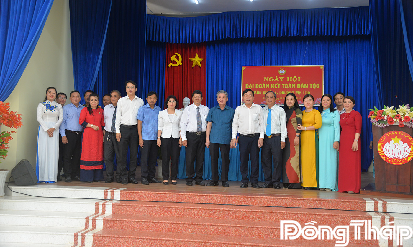 Đồng chí Ngô Chí Cường cùng lãnh đạo tỉnh, lãnh đạo phường Mỹ Tho chụp ảnh lưu niệm cùng lãnh đạo khu phố 17