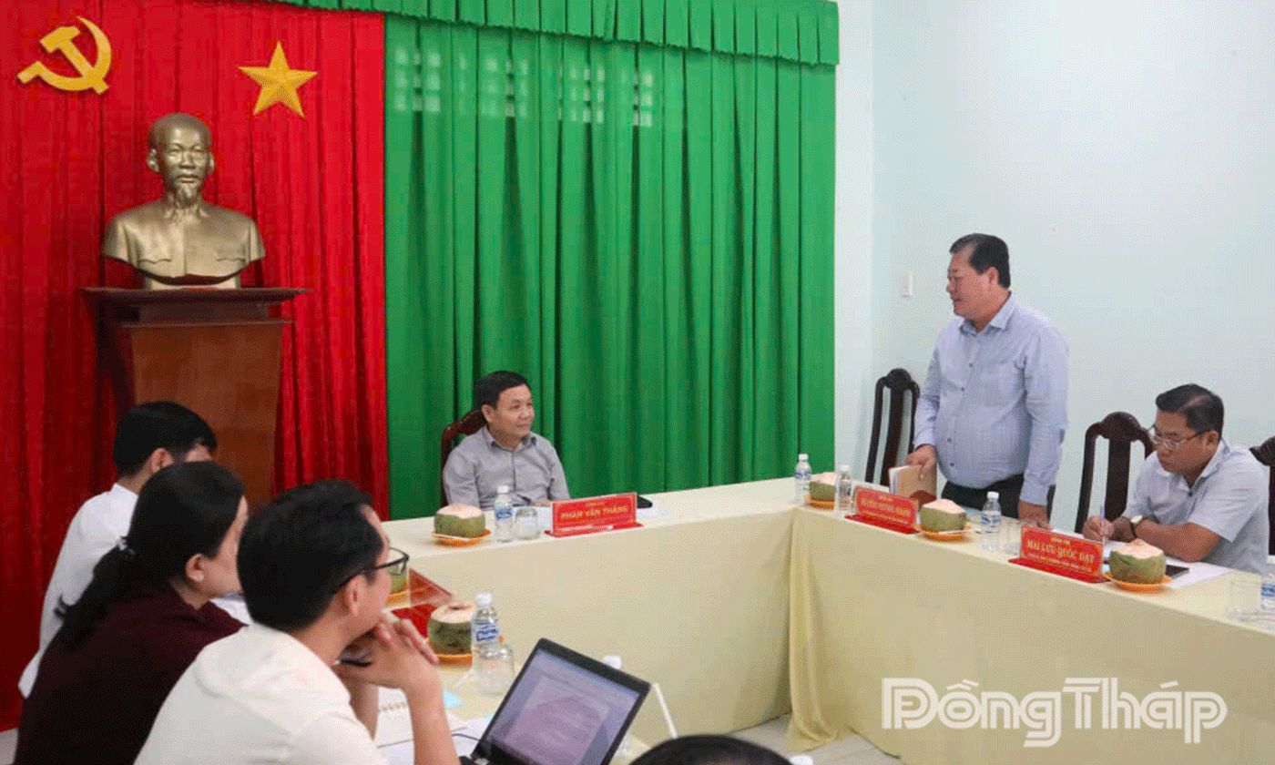 Đồng chí Nguyễn Phương Khanh, Bí thư Đảng ủy, Chủ tịch HĐND xã An Thạnh Thủy báo cáo tại buổi làm việc.