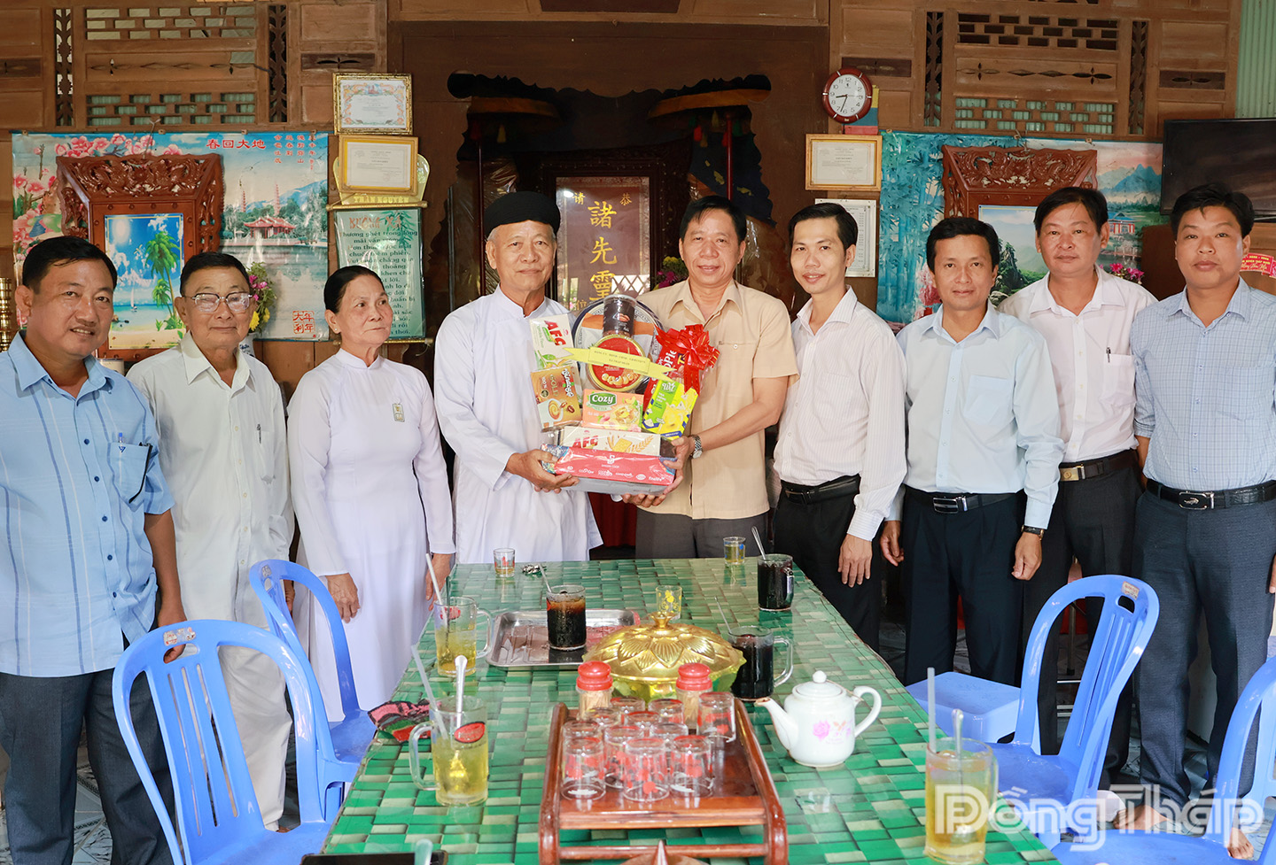 Lãnh đạo xã Tháp Mười thăm và chúc mừng tại Ban Cai quản Họ đạo Cao Đài Mỹ Hòa.