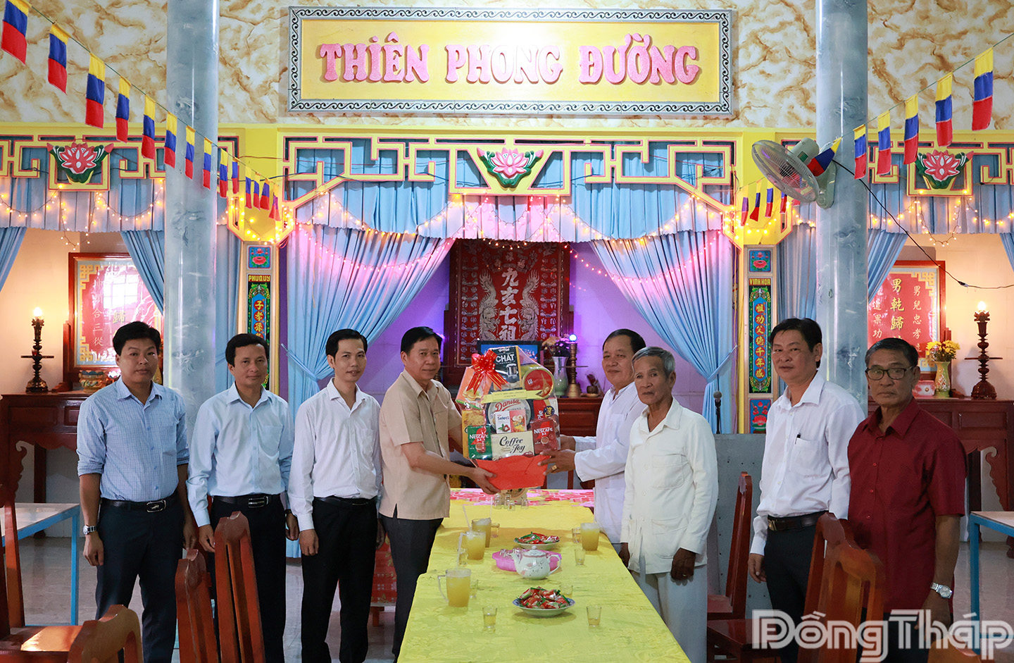 Lãnh đạo xã Tháp Mười thăm và chúc mừng tại Ban Cai quản Thánh tịnh Thanh Sơn Hỏa.