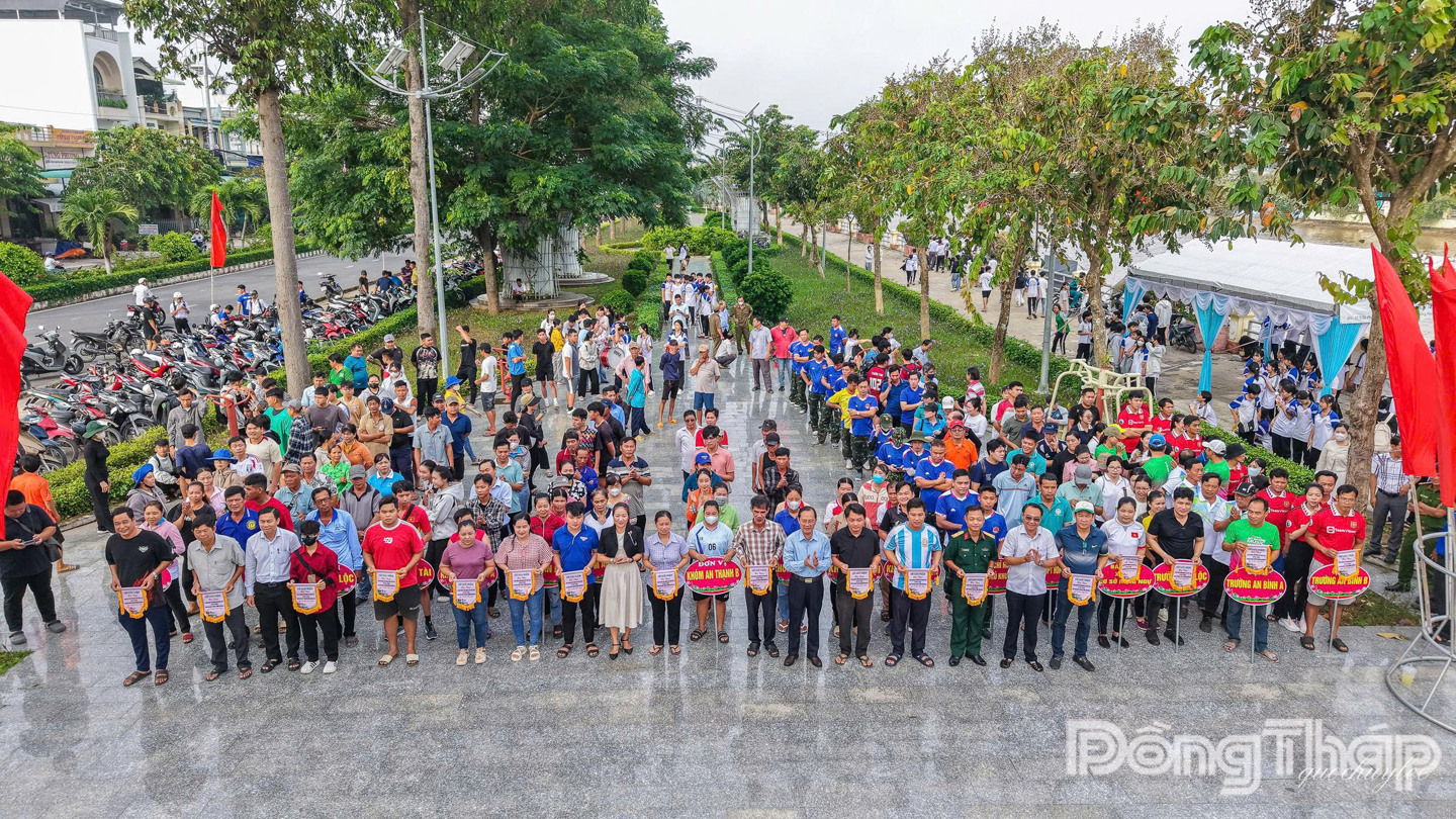 Hội thao diễn ra sôi nổi, hào hứng với nhiều môn thi đấu.