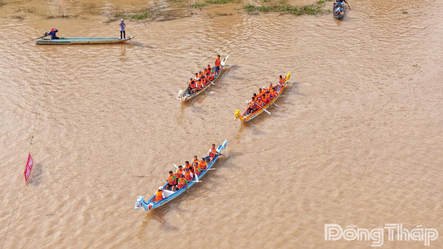 Các đội thi môn đua thuyền rồng.