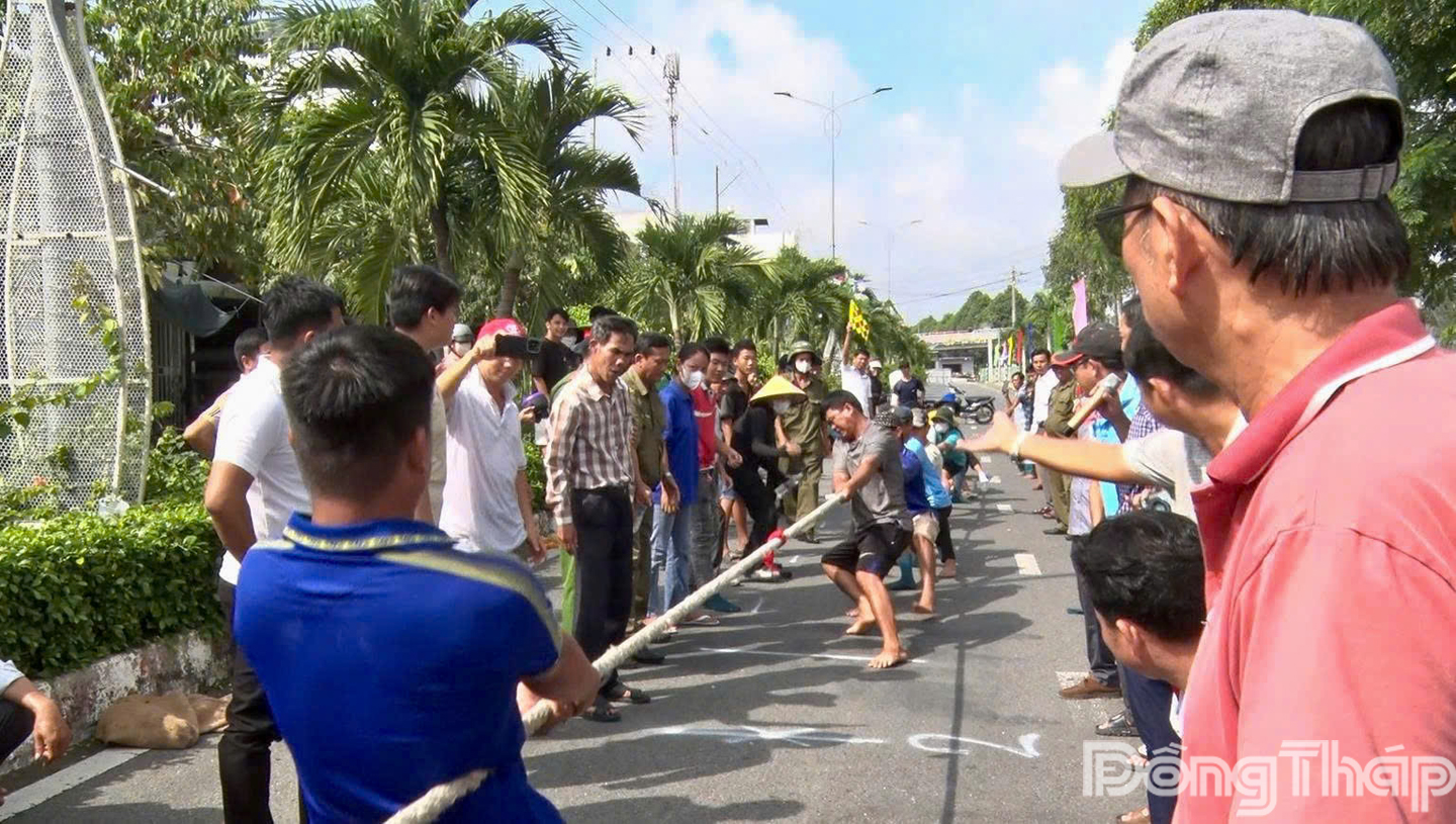 Môn thi kéo co thể hiện tình thần chung sức.