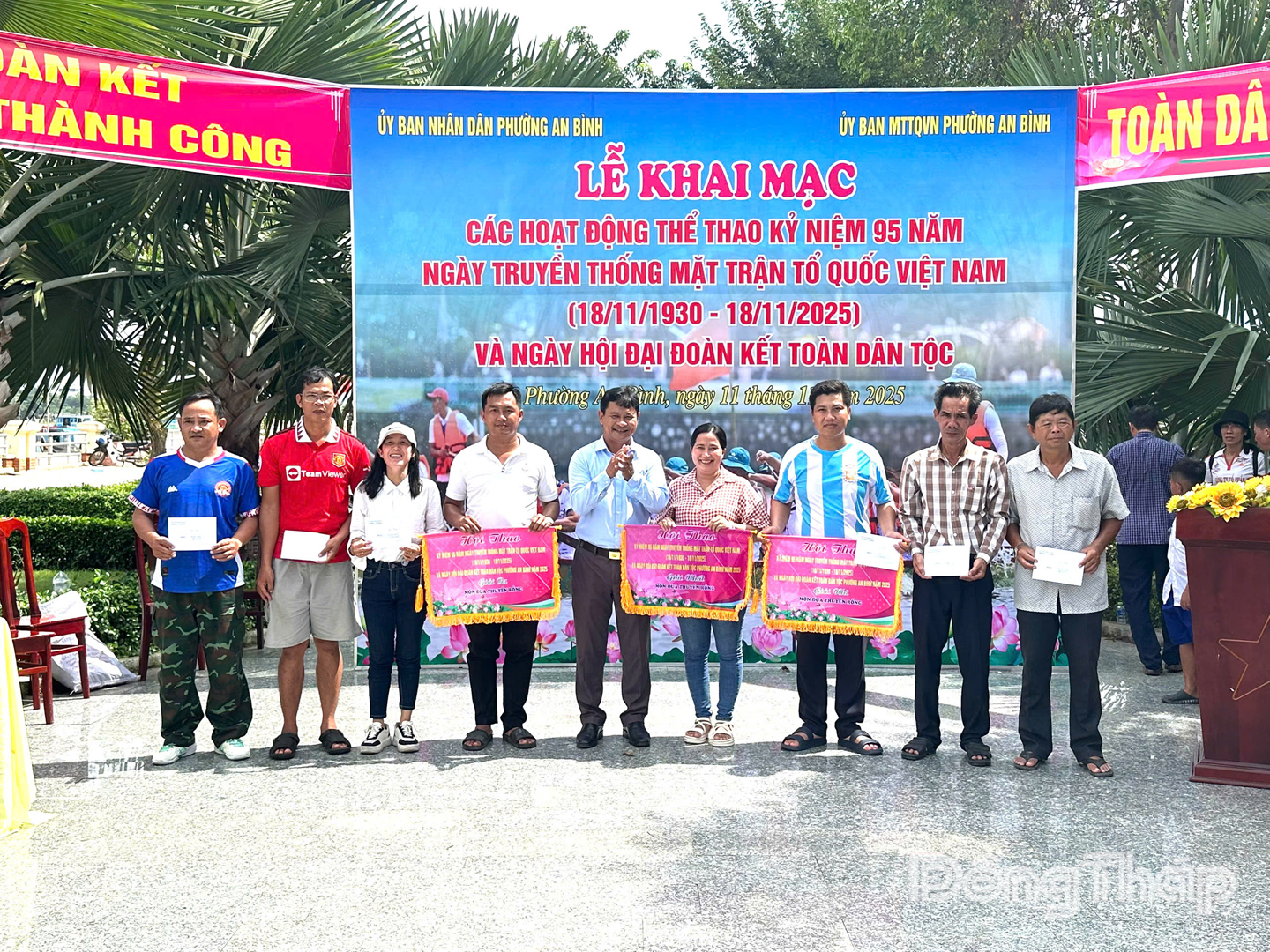 Phó Chủ tịch UBND phường An Bình Trang Văn Hận trao giải cho các đơn vị đạt thành tích cao.