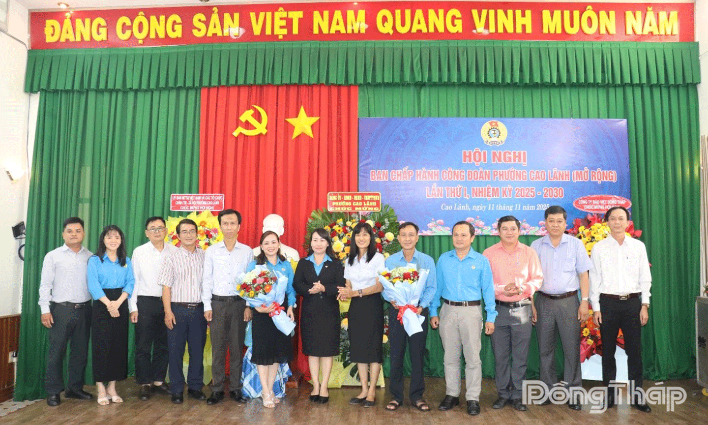 Đồng chí Ngô Thị Thùy Trang, Phó Chủ tịch Liên đoàn Lao động tỉnh và đồng chí Trần Thùy Trang, Phó Bí thư Thường trực Đảng ủy Phường tặng hoa chúc mừng Ban Chấp hành khoá mới