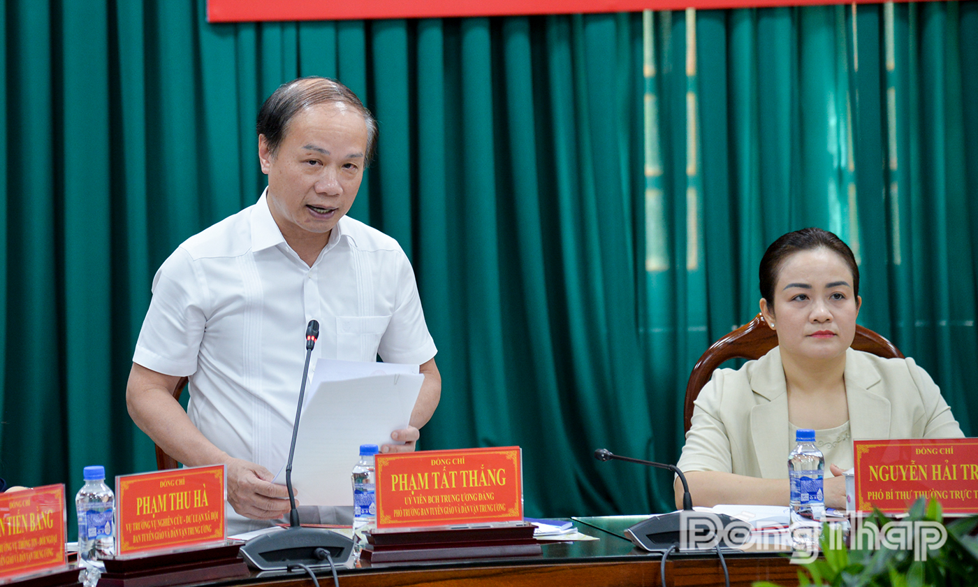 Đồng chí Phạm Tất Thắng, Ủy viên Ban Chấp hành Trung ương Đảng, Phó trưởng Ban Tuyên giáo và Dân vận Trung ương, Phó Trưởng ban Thường trực Ban Chỉ đạo Trung ương phát biểu tại buổi làm việc.